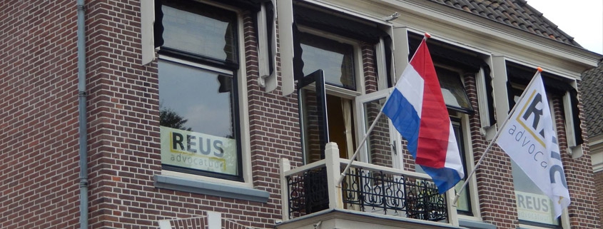 Reus Advocatuur Pand met vlag in Assen